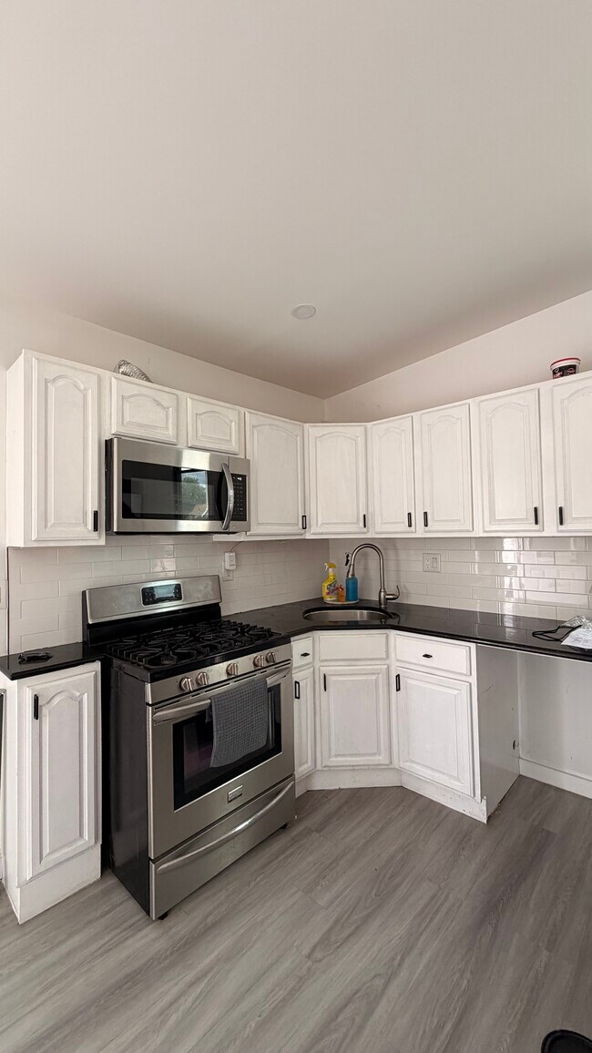 Building Photo - 37 Nassau Pky