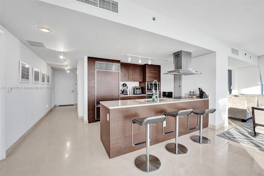 Building Photo - 495 Brickell