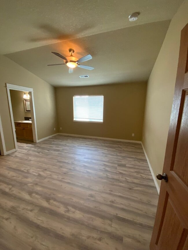 Building Photo - Holiday Move-in Special! Modern 2B, 2Ba Condo in Exclusive Gated Community!