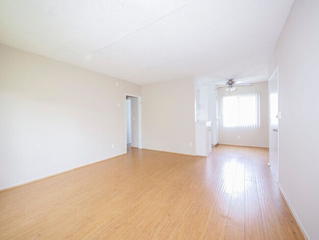 Interior Photo - 21736 Roscoe Blvd