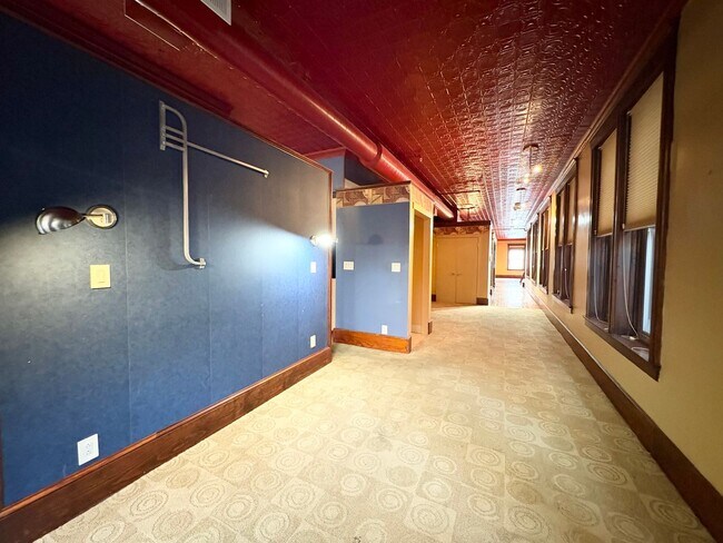 Building Photo - 318 N Main St