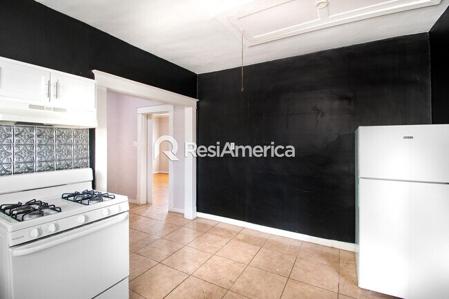Building Photo - Classic Bungalow in a Convenient Location!