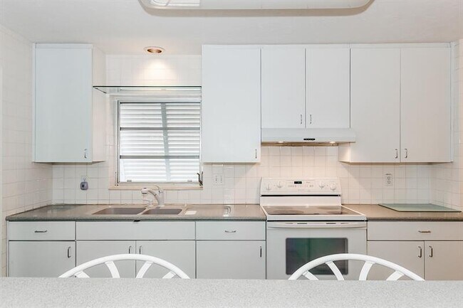 Building Photo - 2108 NE 44th St