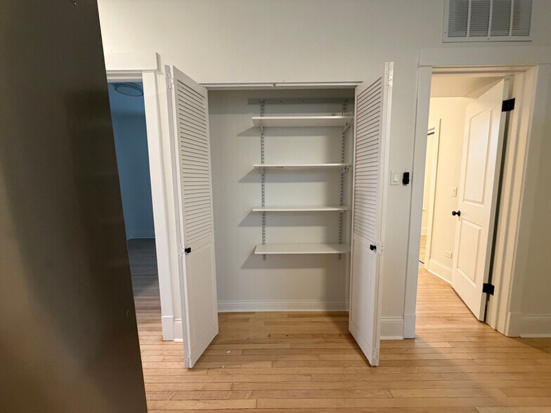 Building Photo - 3414 W Schubert Ave