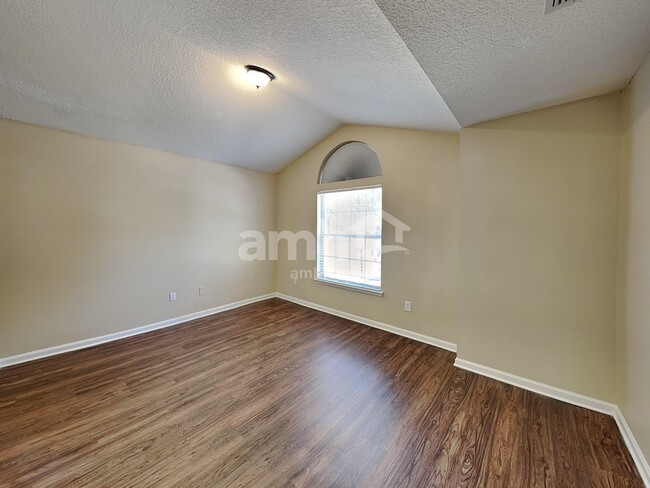 Building Photo - 805 Putters Green Way N