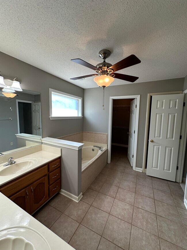 Building Photo - 6248 Lake View Cove