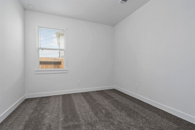 Building Photo - 906 Golden Willow Ln
