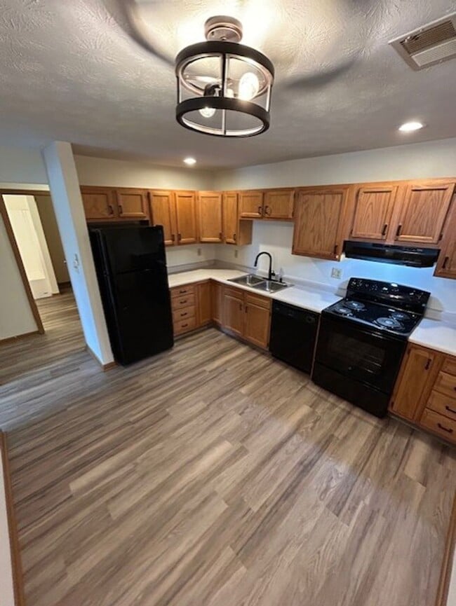 Building Photo - Black Friday Move-in Special! Up to $500 off!