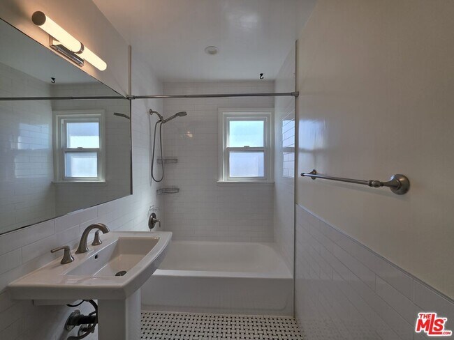 Building Photo - 102 Gaviota Ave