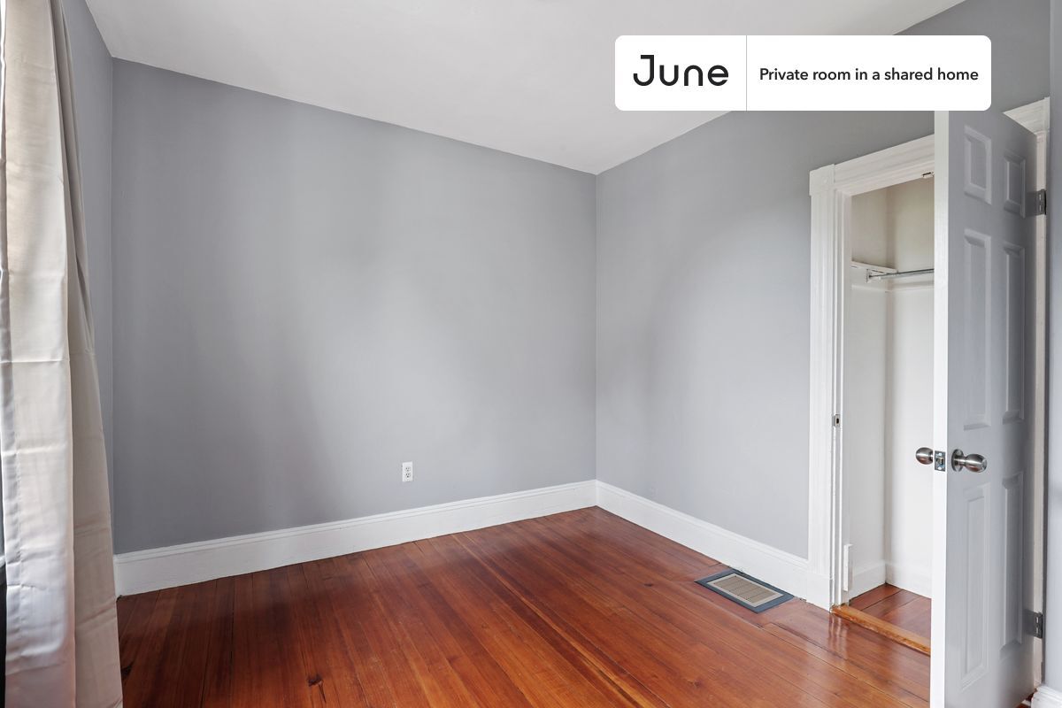 Building Photo - Room in Shared 4 bed/1 bath home