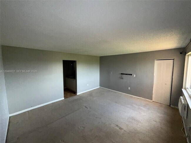 Building Photo - 6960 Miami Gardens Dr