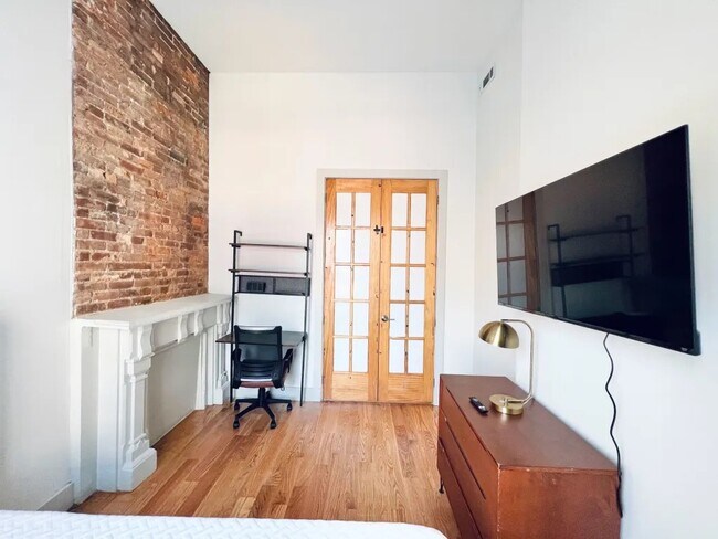 Building Photo - Furnished room/NOT APARTMENT