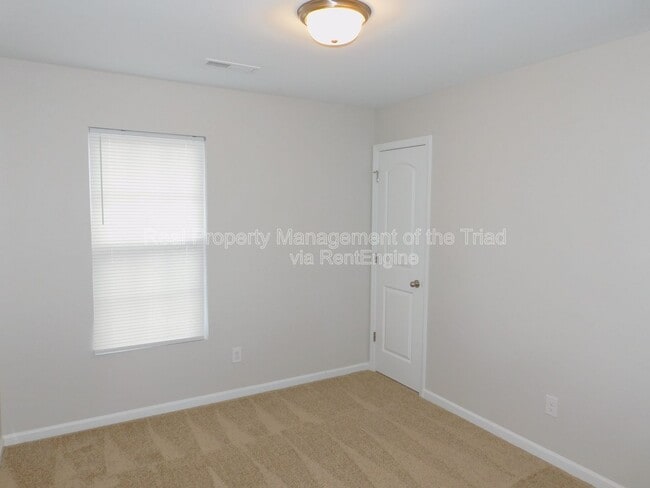 Building Photo - 807 Thorncroft Rd