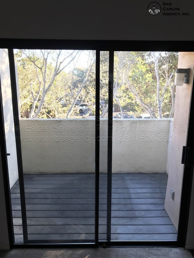 Building Photo - Spacious & Updated 2 Bed Downtown Monterey...