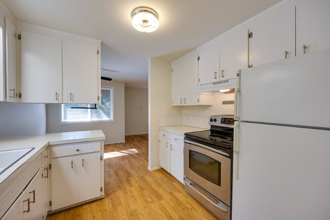 Building Photo - Charming House For Rent in Burien! Full Si...