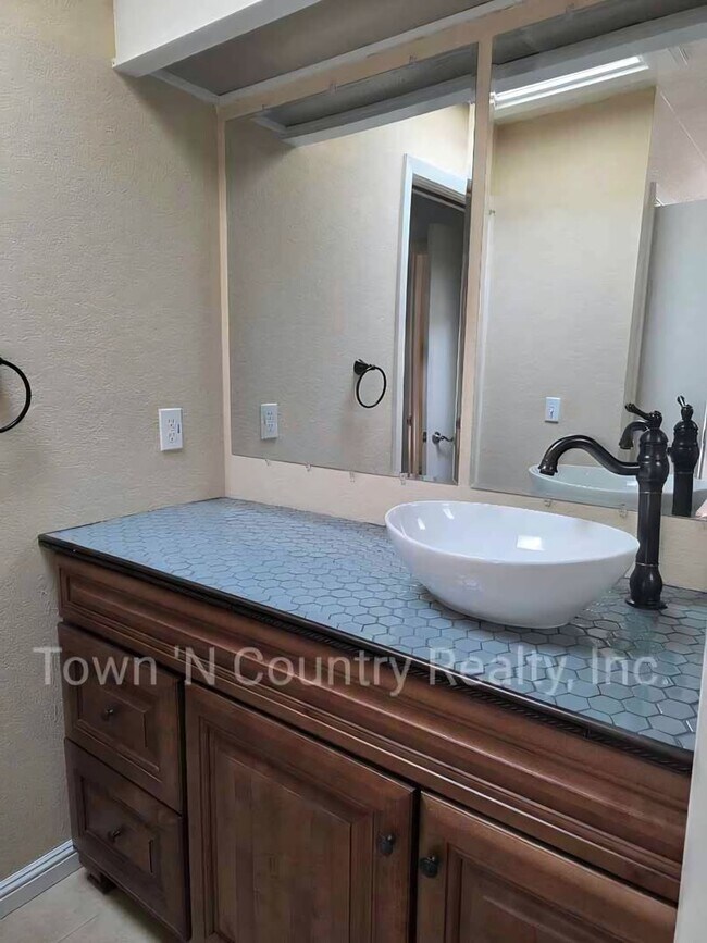 Building Photo - Spacious 2-Bedroom Upper-Level Condo in Sa...