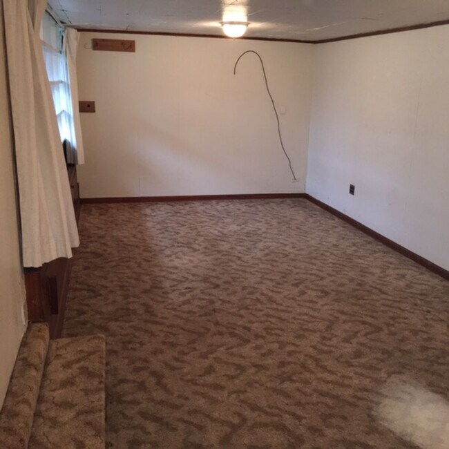 Building Photo - 3+ Bdrm in Quiet Neighborhood w/Lots of Natural Light