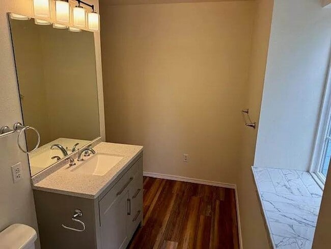 Building Photo - Spacious 2 Bedroom Duplex with Cozy Features