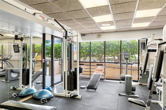 Building Photo - 2555 Collins Ave