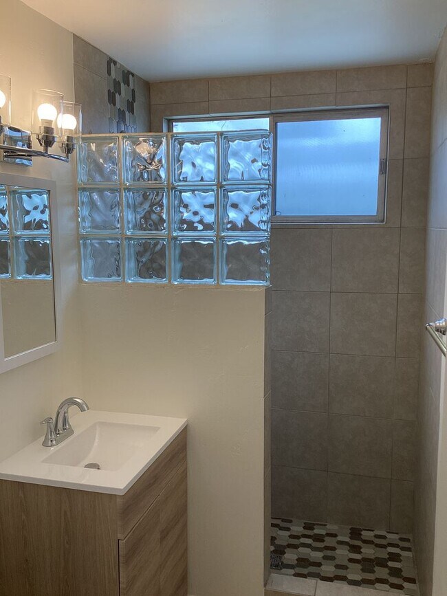 Building Photo - Single Story Updated Pet Friendly Home