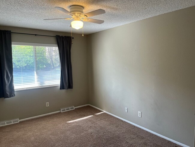 Building Photo - WonderfulTwo Bedroom/Two Bathroom Townhouse