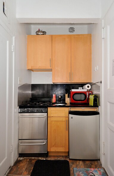 Building Photo - 120 E 40th St