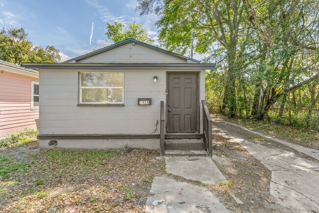 Building Photo - 1424 E 25th St