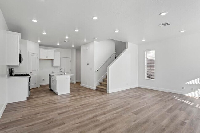 Building Photo - Beautiful 3 Bedroom Townhome in Desert Color. Internet Included!