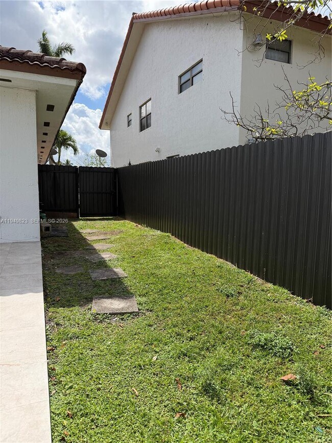 Building Photo - 7567 N Augusta Dr