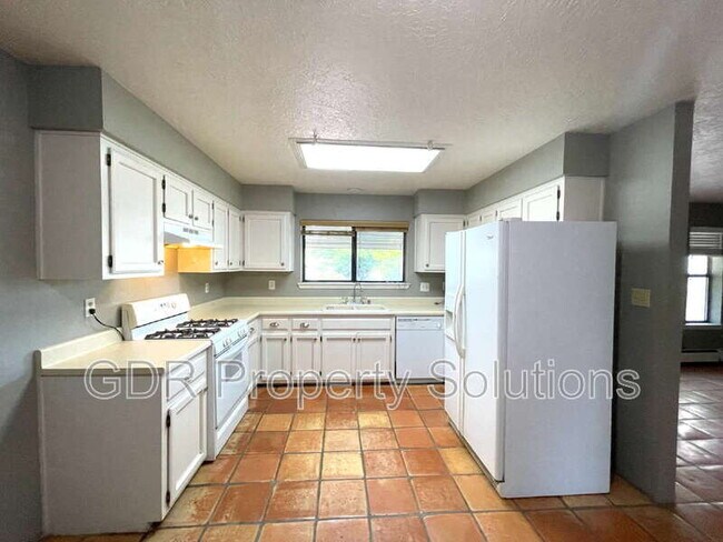 Building Photo - 314 Amherst Dr SE