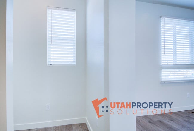 Building Photo - 1055 W 400 S