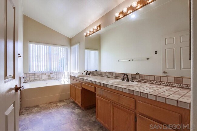 Building Photo - 11742 Avenida Sivrita