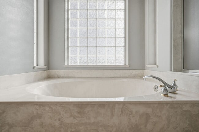 Building Photo - 1425 W Commerce Ave