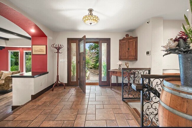 Building Photo - 6 Bed 4 Bath In Alamo