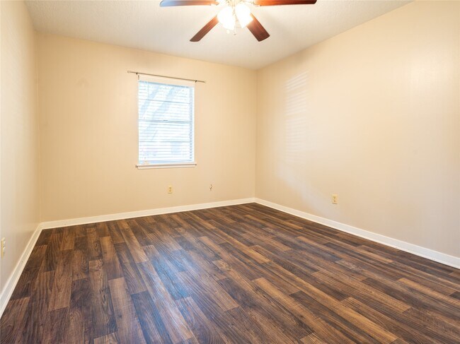 Building Photo - 2728 Encino Ave