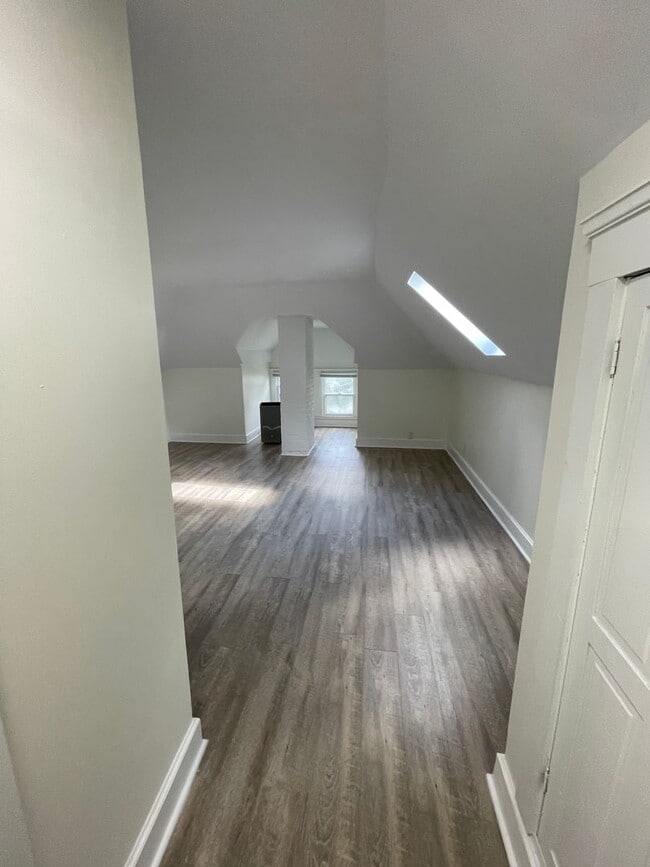 Building Photo - 299.5 Reinhard Ave