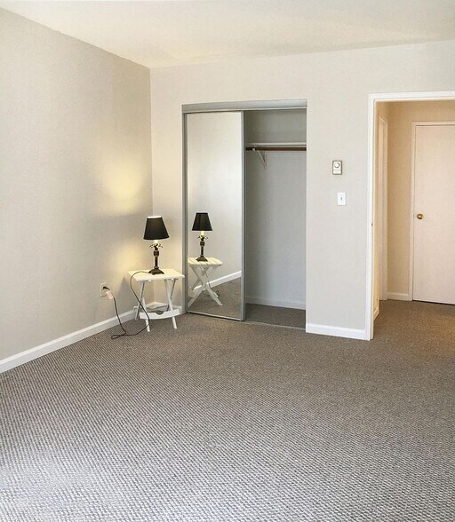 Building Photo - 321 -323 Shore Dr