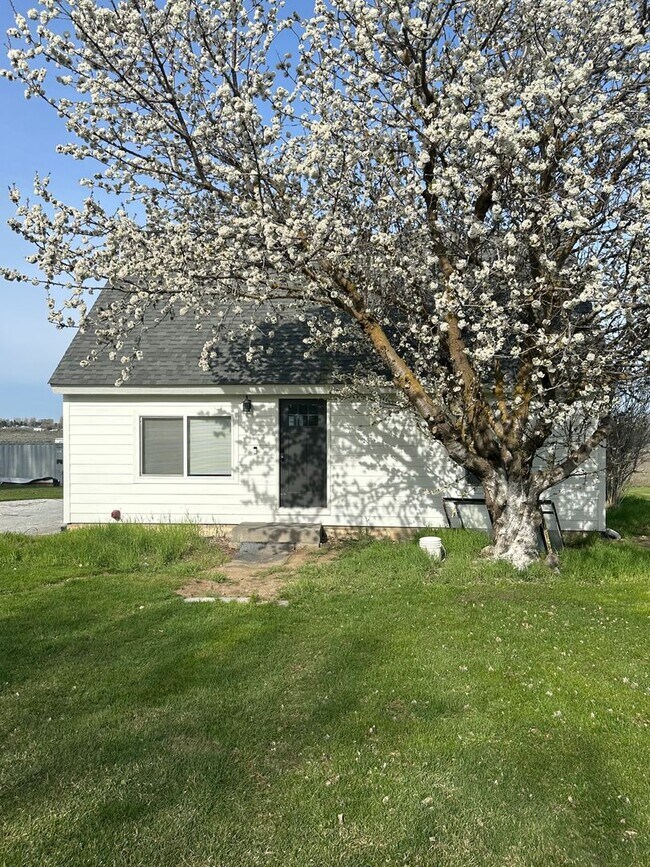 Building Photo - Country Living!!!