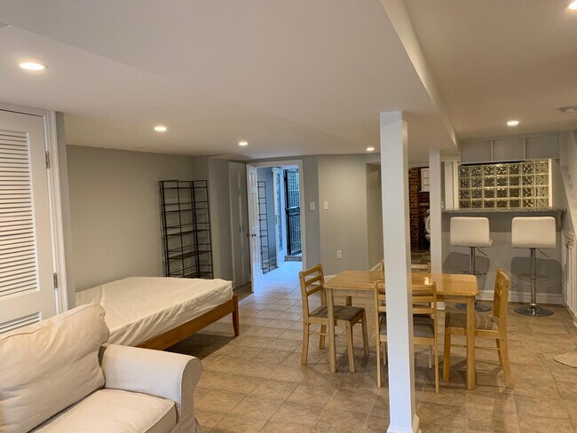 Building Photo - 811 F St NE