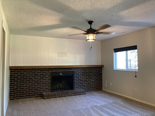 Building Photo - 5480 Descanso Cir W