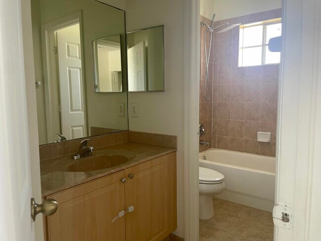 Building Photo - 5187 SE Mariner Garden Cir