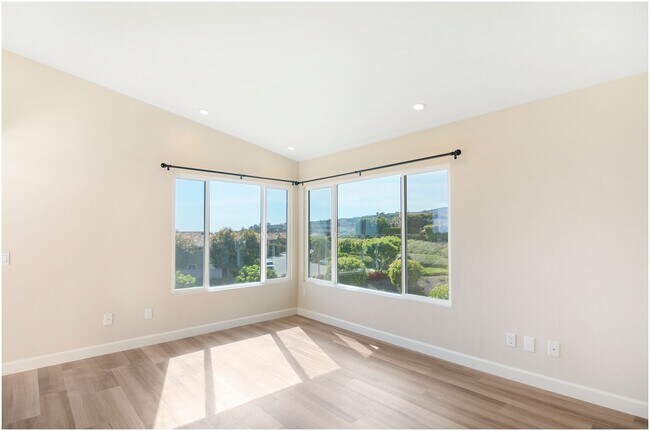 Building Photo - Stunning OCEAN VIEW Condo!