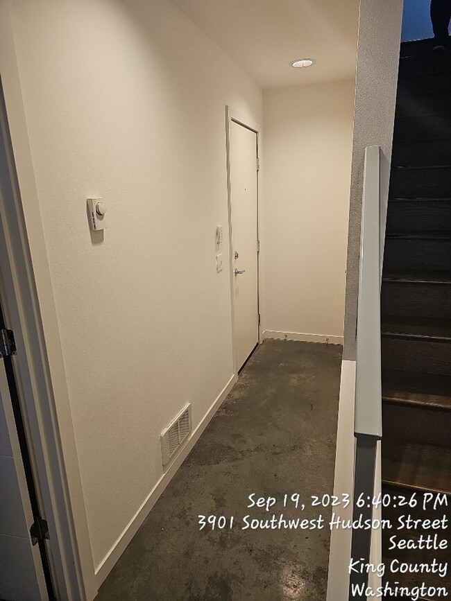 Building Photo - West Seattle townhome - 3 bedroom 3.5 bath...