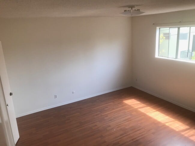 Building Photo - 1342 N Fuller Ave