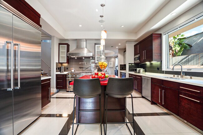 Kitchen breakfast bar - 841 N Crescent Heights Blvd