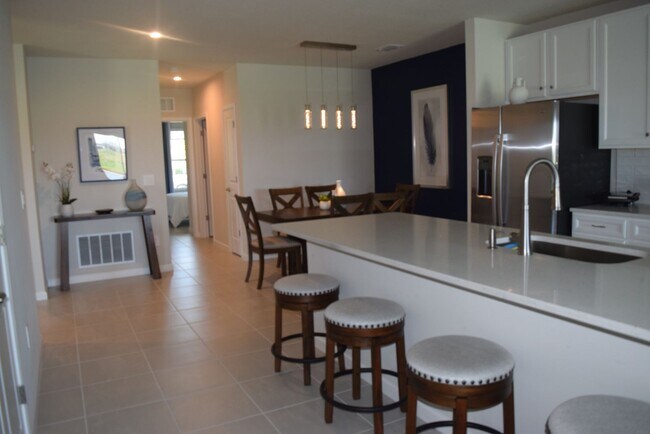 Building Photo - Stunning and elegant fully furnished 3/2/2 villa with Pool, hot tub & Lake views