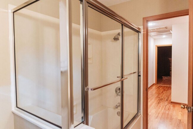 Building Photo - 3 Bed 3 Bath Home