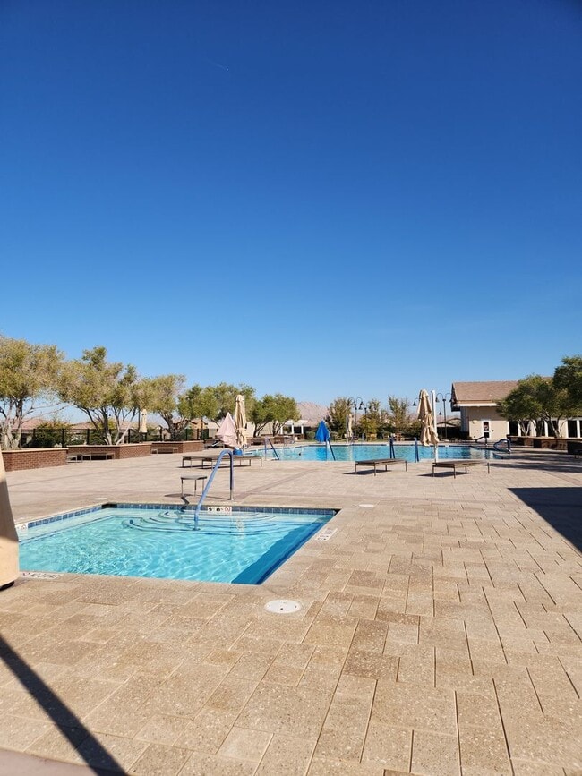 Building Photo - Guard-Gated Cadence | 2 Bed Single-Story Home in 55+ Community | WiFi Included