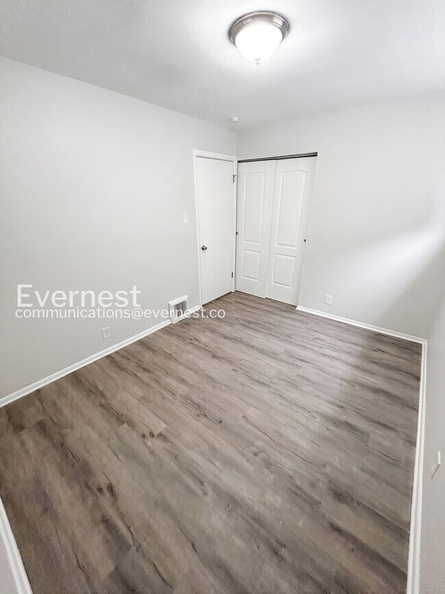 Building Photo - 3 Bed/1 Bath Home with Fenced Yard / Pet-Friendly / Vouchers Accepted / Coming Soon!