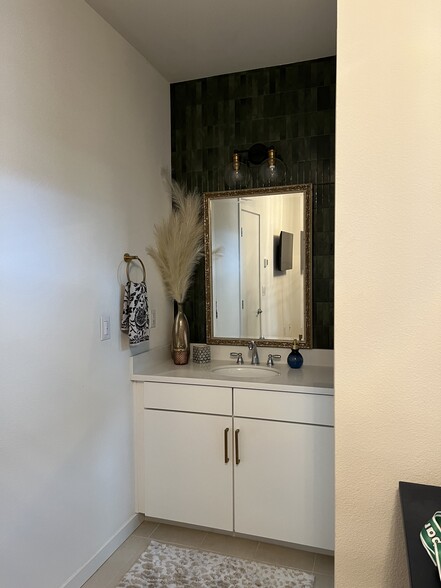 Building Photo - 180 Box Ln